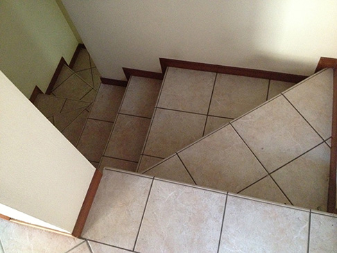 Particolare scala prima della ristrutturazione e posa parquet