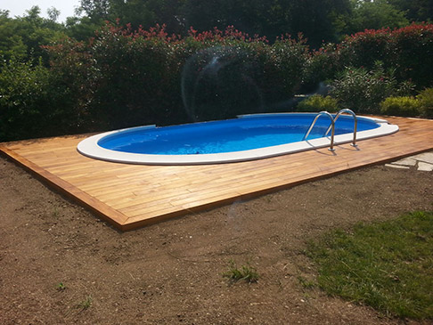 Vista completa di un vero pavimento in legno teak per esterni