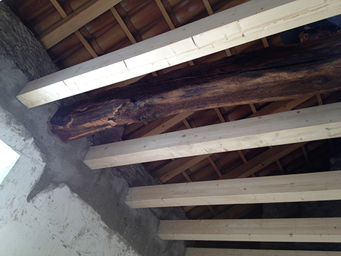 Rifacimento corea mediante rinforzo con la posa di nuove travi e valorizzazione vecchia trave in castagno d'epoca