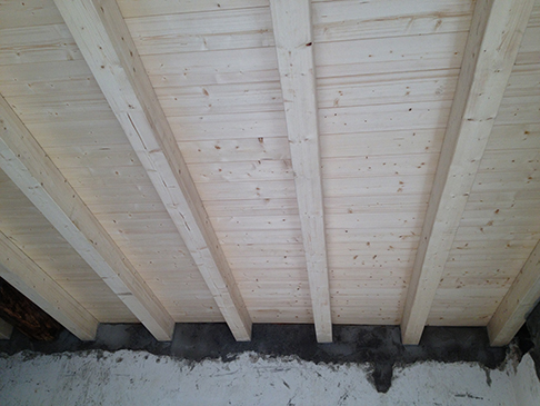 Ristrutturazione soletta -  nuove travi con soletta in legno a vista
