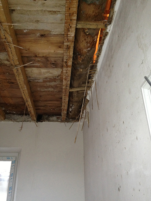 Vecchia soletta con travi e assito in legno